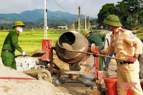 Cán bộ, chiến sỹ công an, kiểm sát Hương Sơn giúp dân xây dựng NTM