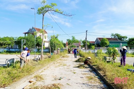 Nắng nóng, nông dân Hà Tĩnh vẫn say sưa làm đẹp vườn, sạch lối