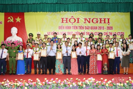 Hà Tĩnh vinh danh điển hình tiên tiến hướng vào cấp cơ sở, người lao động