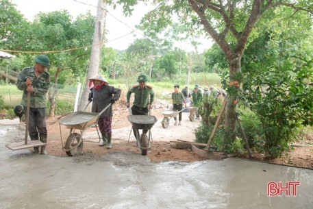 Gác ngày nghỉ, cán bộ, chiến sỹ ở Hương Sơn giúp dân xây dựng NTM