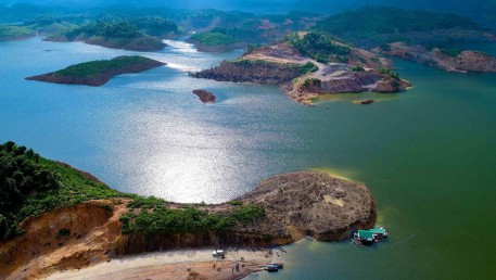 Bộ Nông nghiệp cho phép xây dựng thí điểm mô hình nuôi cá lồng bè trong lòng hồ Ngàn Trươi.
