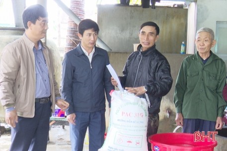 Hà Tĩnh cấp 8.500 kg hóa chất xử lý nguồn nước giếng sau mưa lũ