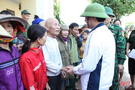 Bí thư Tỉnh ủy thăm hỏi, động viên người dân vùng lũ Cẩm Xuyên
