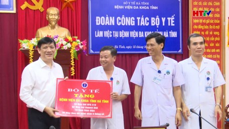Quyền Bộ trưởng Bộ Y tế tặng Hà Tĩnh nhiều thiết bị y tế