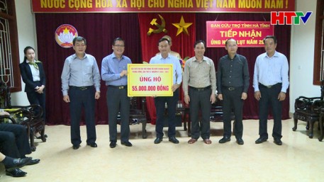 Lãnh đạo tỉnh tiếp nhận hỗ trợ từ các đơn vị thuộc Đảng bộ Khối Doanh nghiệp Trung ương