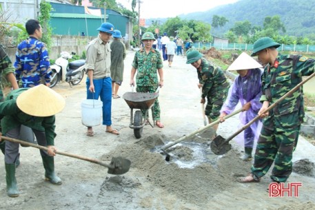 Lực lượng vũ trang Hà Tĩnh giúp dân xây dựng nông thôn mới