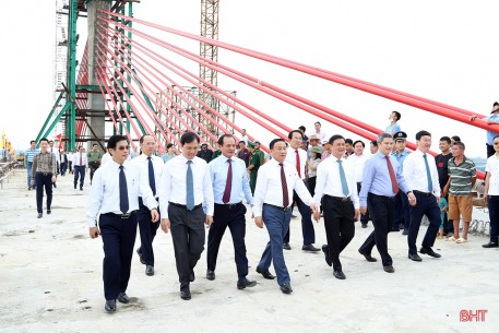 Hợp long cầu Cửa Hội bắc qua sông Lam, nối hai tỉnh Nghệ An - Hà Tĩnh