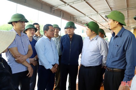 Khẩn trương khắc phục hậu quả lũ lụt, hỗ trợ người dân Hà Tĩnh sấy lúa