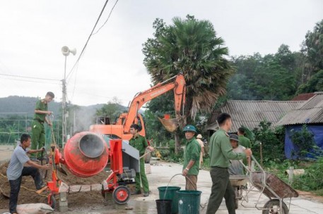 Không nghỉ cuối tuần, cán bộ chiến sĩ Công an huyện Hương Sơn phối hợp Đoàn thanh niên Công an tỉnh giúp xã biên giới Sơn Hồng xây dựng nông thôn mới