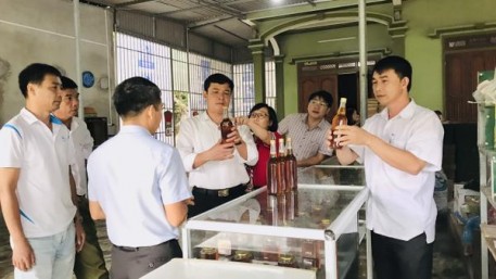 Phó chủ tịch UBND huyện Nguyễn Kiều Hưng kiểm tra đánh giá các sản phẩm tham gia OCOP