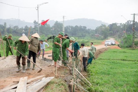 Công an Hương Sơn giúp dân xây dựng nông thôn mới