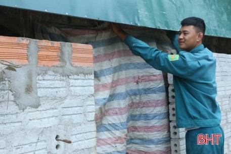 Không khí lạnh tăng cường, người dân miền núi Hà Tĩnh lo chống rét cho vật nuôi
