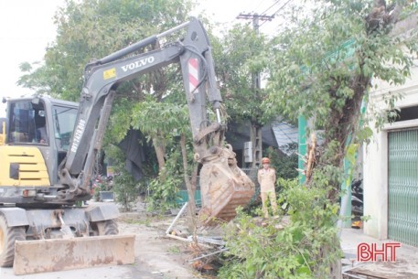 Tháo dỡ 380 mái che, biển quảng cáo lấn chiếm hành lang giao thông tại Đồng Lộc