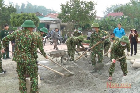 Lực lượng vũ trang Nghi Xuân giúp Xuân Hồng hoàn thành các tiêu chí nông thôn mới nâng cao