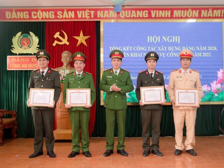 Đảng bộ Công an huyện khen thưởng 13 đảng viên đạt danh hiệu đảng viên “hoàn thành xuất sắc nhiệm vụ” (1)