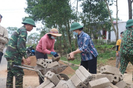 Cán bộ, chiến sỹ hăng say giúp dân xây dựng nông thôn mới