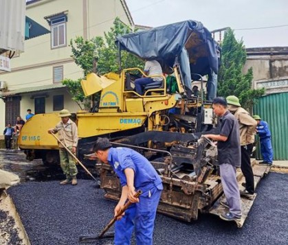 Thị trấn Phố Châu đẩy mạnh nhựa hóa các tuyến đường trong khu dân cư