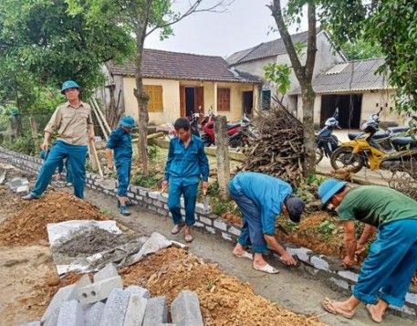 Bí thư huyện ủy Bùi Nhân Sâm kiểm tra thực hiện 90 ngày cao điểm xây dựng NTM tại xã Sơn Ninh và An Hòa Thịnh