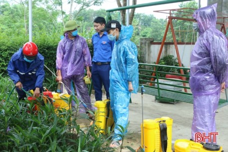 ĐVTN huyện Vũ Quang giúp dân tiêu độc khử trùng phòng dịch bệnh