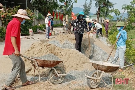 Nông dân Hà Tĩnh thi đua lập công chào mừng ngày hội bầu cử