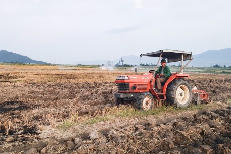 Nông dân Kỳ Anh khẩn trương làm đất, phấn đấu hoàn thành xuống giống hè thu trước ngày 10/6