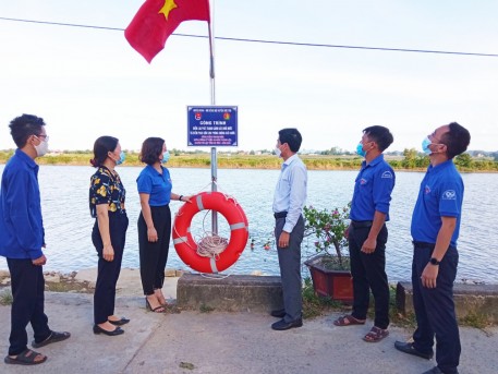 Huyện đoàn Đức Thọ: Lắp đặt loa phát thanh tự động sử dụng năng lượng mặt trời cảnh báo đuối nước