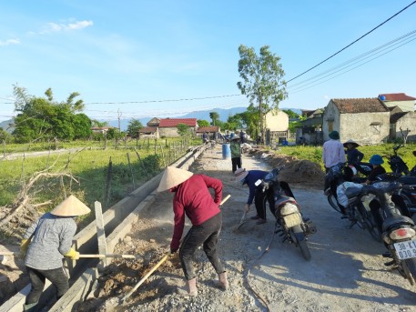 Trốn nắng bà con Nhân dân Kỳ Ninh tập trung làm giao thông nông thôn