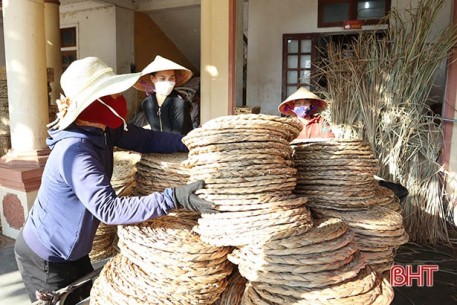 Lần đầu tiên sản phẩm mỹ nghệ từ bèo lục bình của nông dân Can Lộc được xuất sang Mỹ