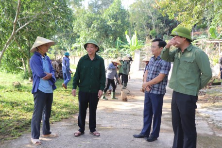 Đồng chí Nguyễn Viết Dũng – Phó Bí thư Thường trực Huyện ủy và đồng chí Đinh Lương Hào – UVBTV, Trưởng Ban Tuyên giáo Huyện ủy đã đi kiểm tra và động viên phong trào tại xã Sơn Long