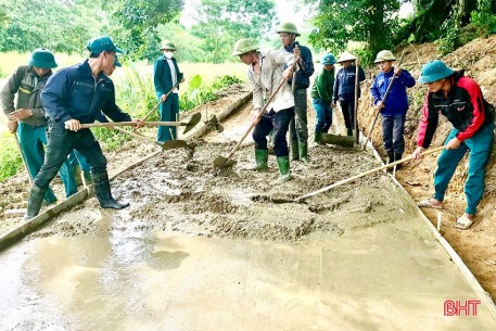 Gác lễ, người dân Vũ Quang vẫn sôi nổi làm nông thôn mới