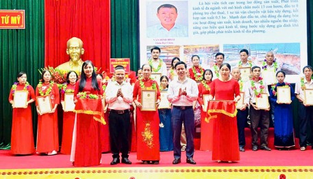 Hội Nông dân xã Tứ Mỹ vinh danh 24 hộ sản xuất, kinh doanh giỏi năm 2026