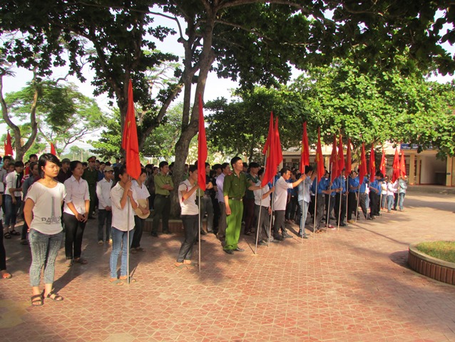 Đoàn viên thanh niên thu gom rác thải tại Trung tâm khu vực chợ Bộng.