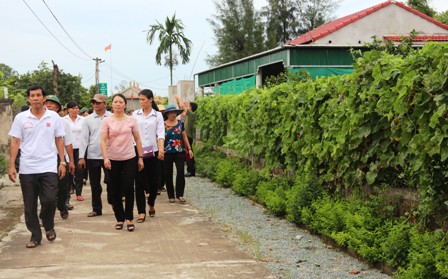 Đoàn đến tham quan Khu dân cư NTM kiểu mẫu thôn Yên Mỹ, xã Cẩm Yên (Ảnh: Phan Hoàng)