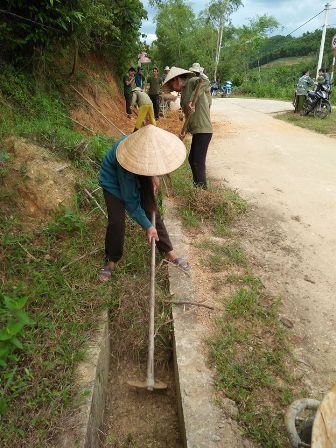 Nạo vét rãnh thoát nước tại Thôn 1 Bồng Giang