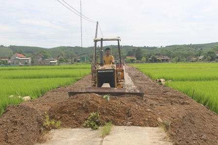 Hương Minh huy động máy móc san ủi mặt bằng, mở rộng nền đường