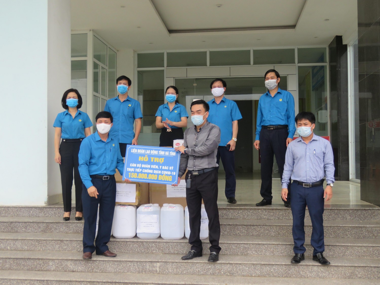 LĐLĐ Hà Tĩnh hỗ trợ trung tâm kiểm soát bệnh tật Hà Tĩnh 150 triệu đồng gồm 100 triệu tiền mặt và 50 triệu vật tư y tế(1)