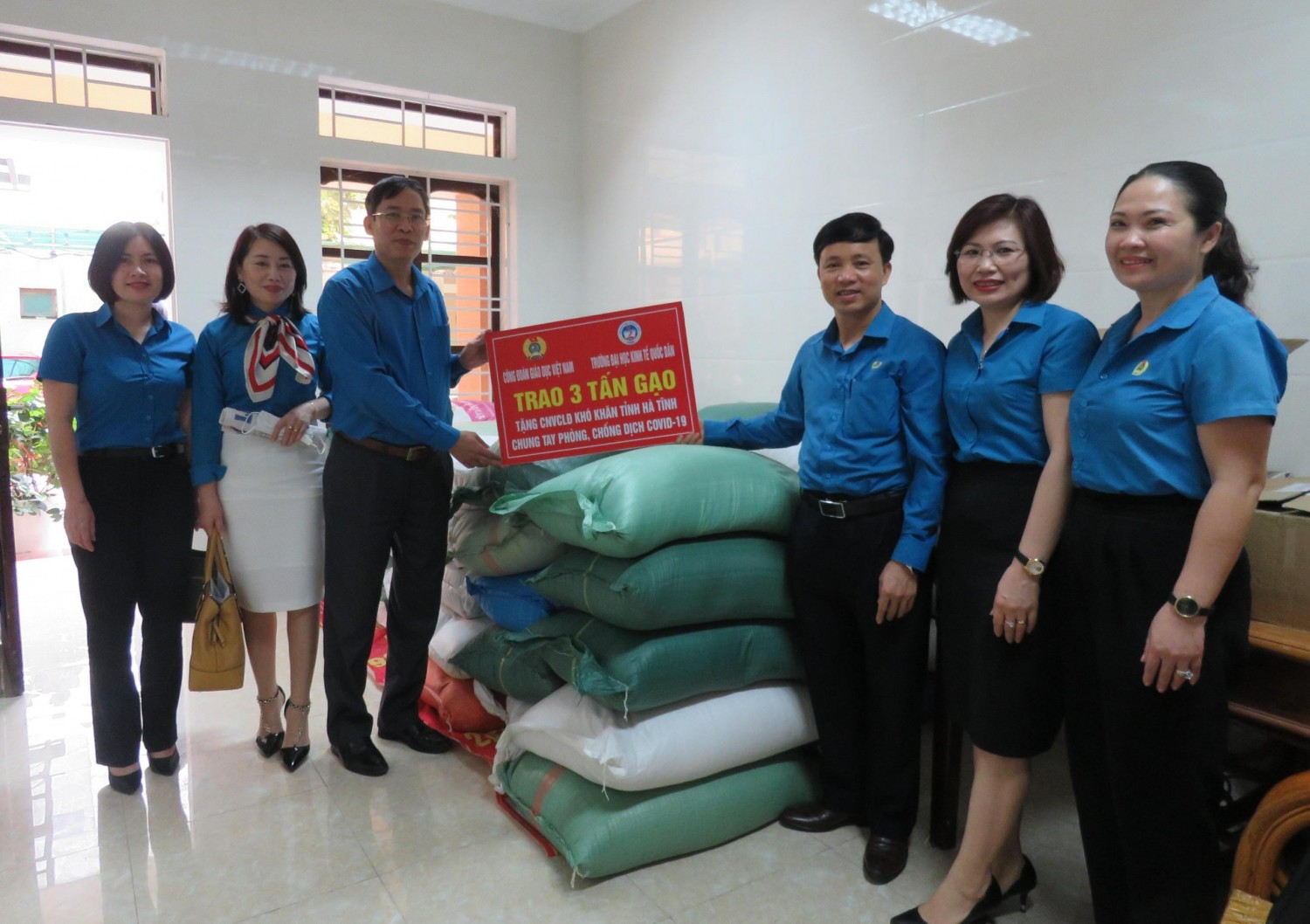 Lãnh đạo LĐLĐ tỉnh và Công đoàn Giáo dục tỉnh phối hợp trao hỗ trợ gạo cho người lao động bị ảnh hưởng Covid 19 trong Tháng Công nhân