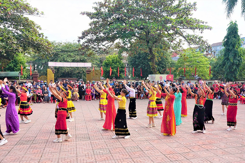 thi tran huong khe to chuc hoat dong van nghe m