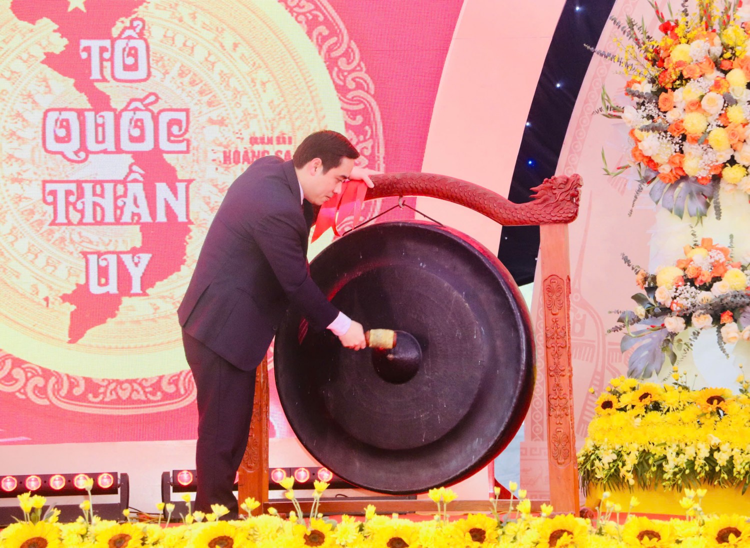 anh 6 dong chi le thanh dong bi thu thi uy thi xa hong linh danh chieng khai le