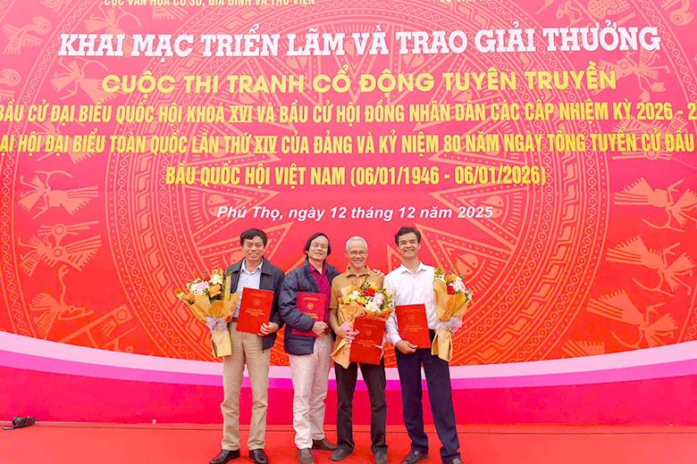 anh 3 tac gia vo ta luc thu 2 tu trai sang