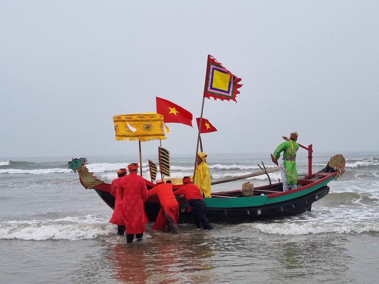 anh 6 nghi le tha thuyen trong le hoi cau ngu